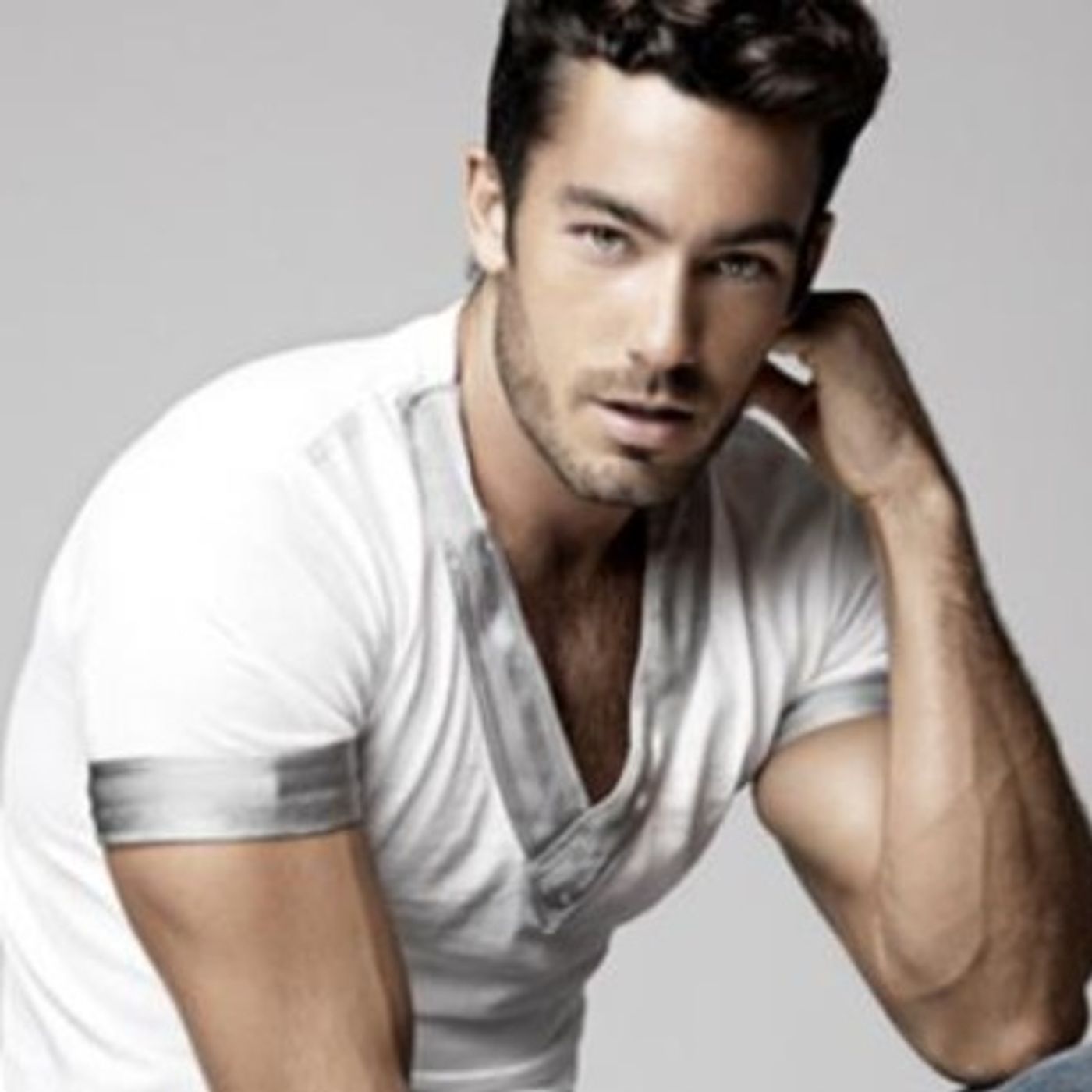 MAL ACTOR, MAL CANTANTE Y DE MUY MAL GENIO- PERO MUY EXITOSO-Aaron Diaz