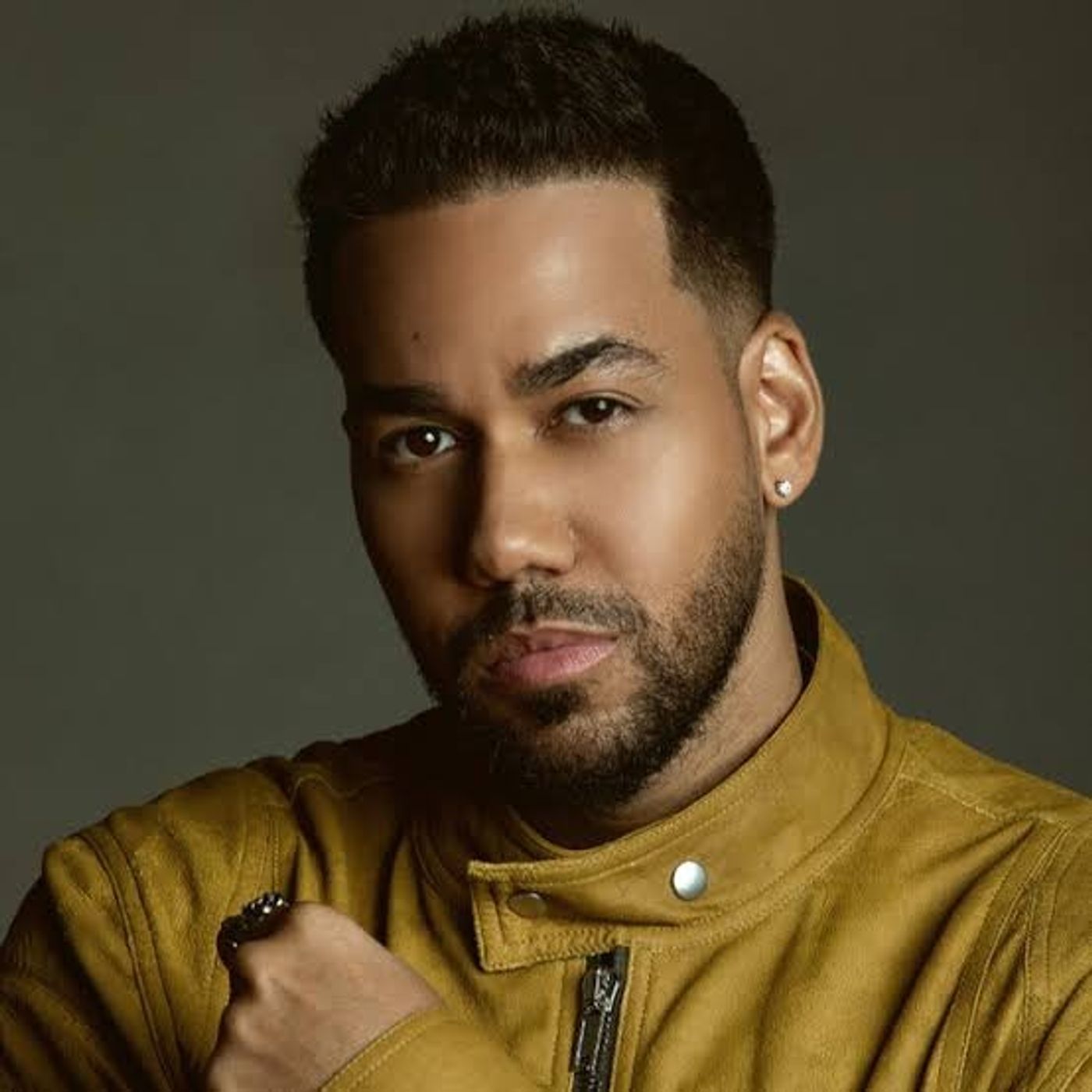 DE NIÑO TÍMIDO A ESTRELLA PASADA DE LA RAYA-Romeo Santos