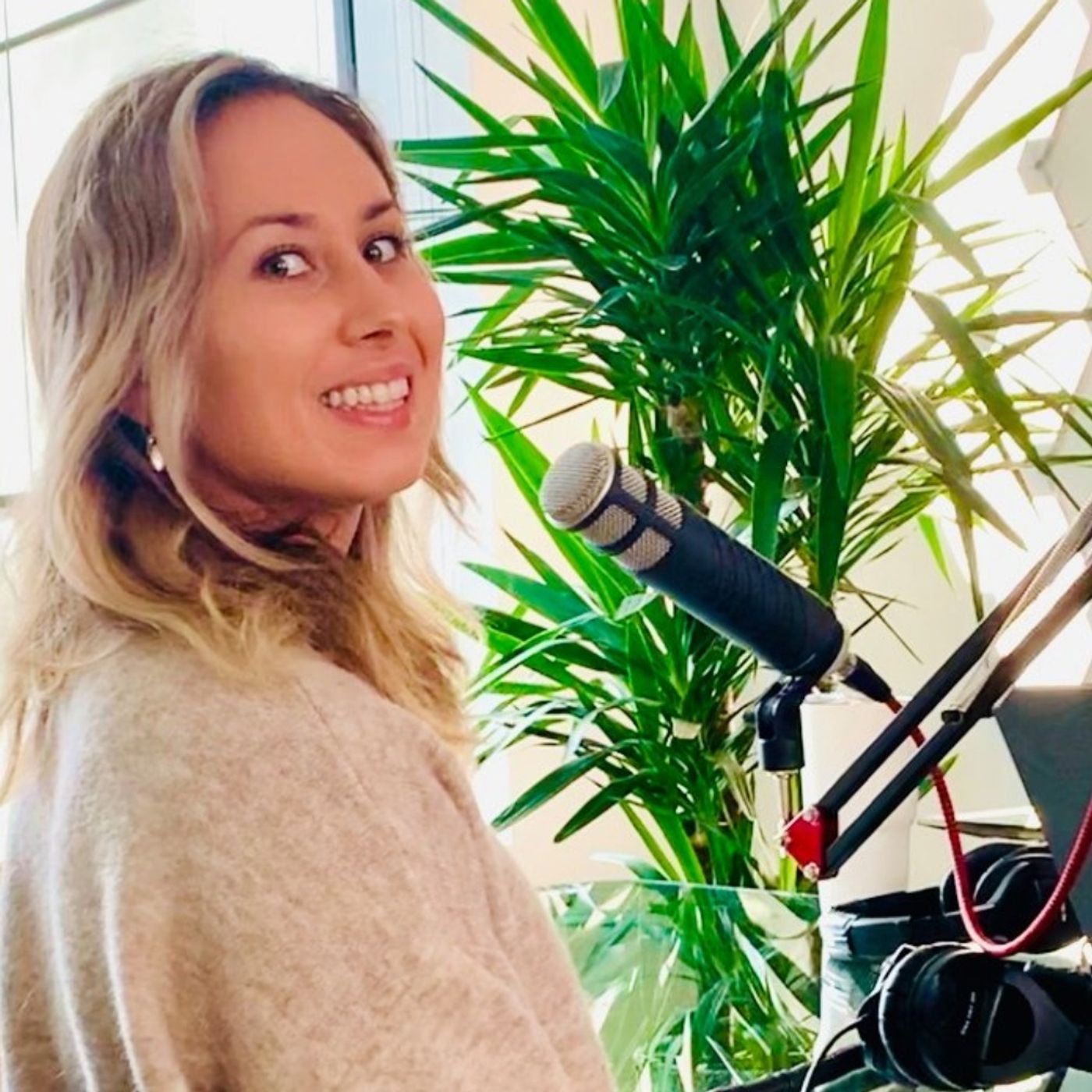 Ep 5. Chelsea Spinos – Mind-Body Coach / Holistic Wellness (formerly Creative Director)