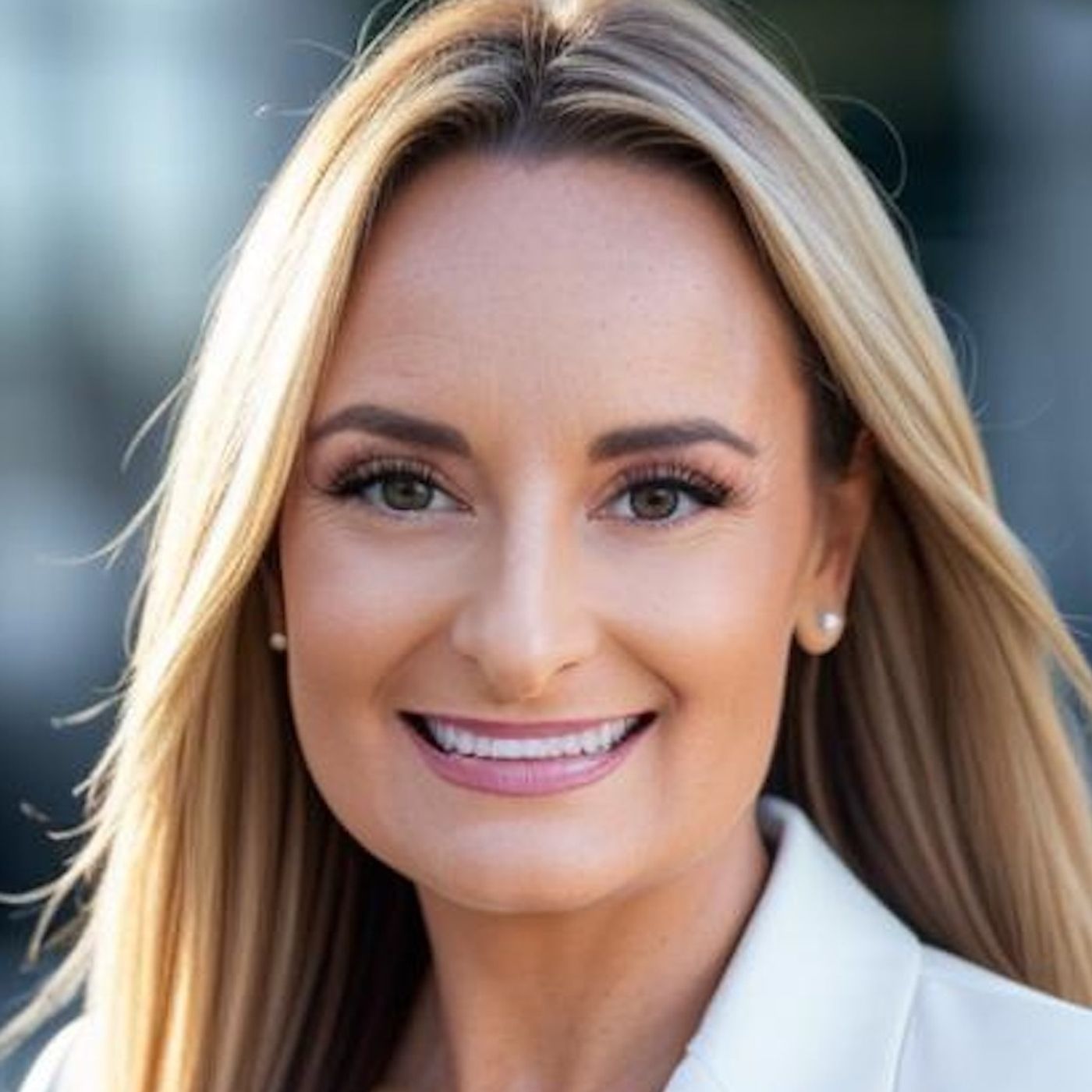 How to go from Invsible to Influential with Michelle Hummel