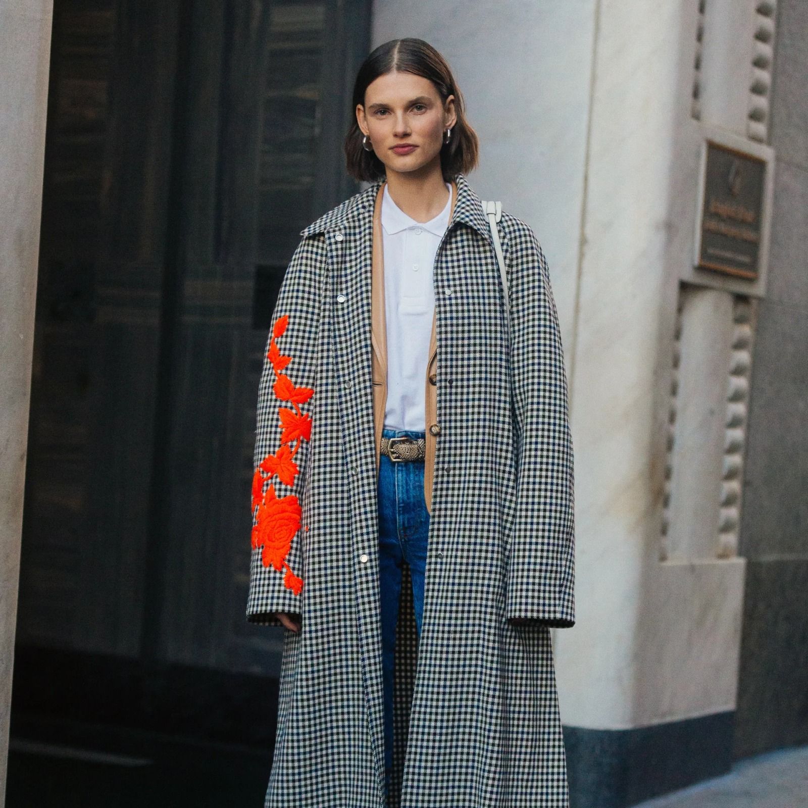 Artykuł: Jeansy mom i brązowe kozaki królują w street style’u oraz w stylizacjach gwiazd Episode cover