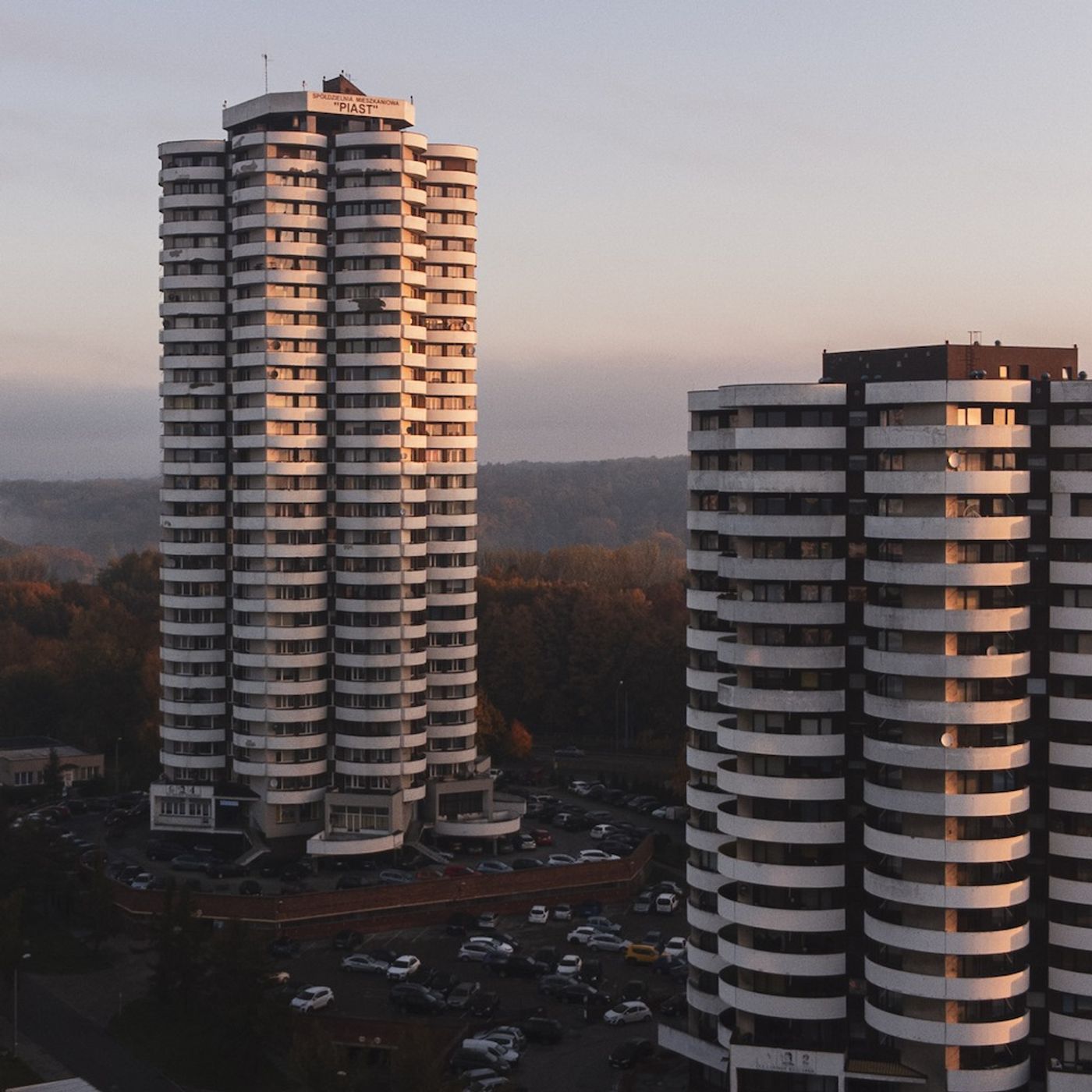 Artykuł: Modernistyczna architektura Katowic w obiektywie Macieja Czarneckiego Artykuł: Modernistyczna architektura Katowic w obiektywie Macieja Czarneckiego