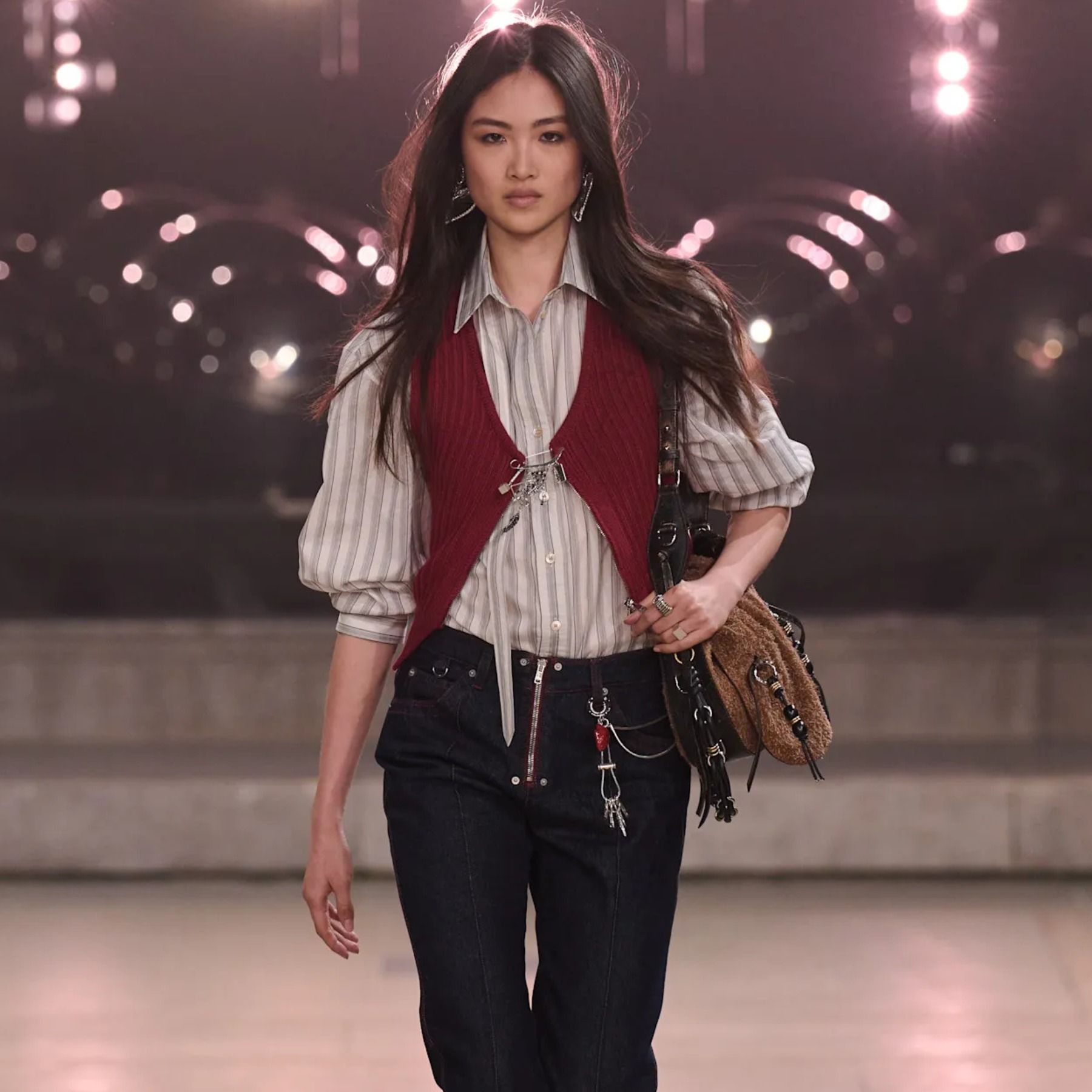 Artykuł: Jeansy cropped pokochał street style i modowe wybiegi. Jak je nosić jesienią? Episode cover