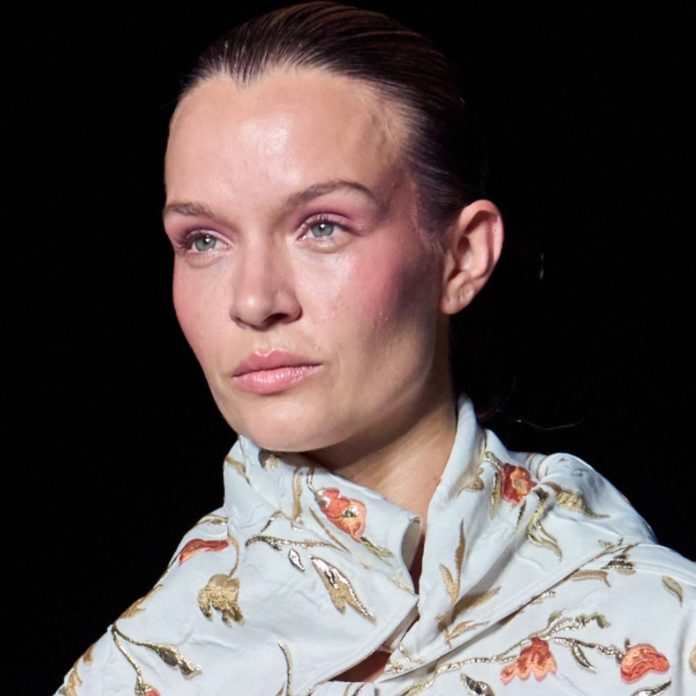 Artykuł: Blush blocking to ożywiająca twarz technika nakładania różu nawiązująca do makijażu z lat 80. Artykuł: Blush blocking to ożywiająca twarz technika nakładania różu nawiązująca do makijażu z lat 80.