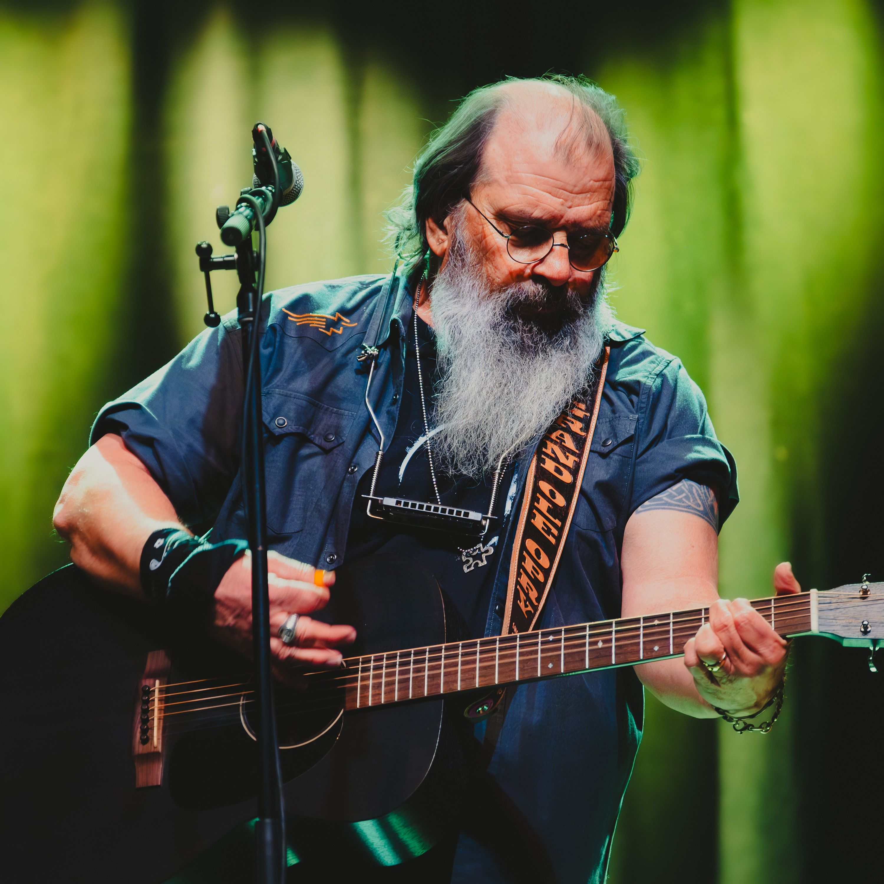 American Songwriting Icon Steve Earle Enthralls With Stories and Songs, In-Studio