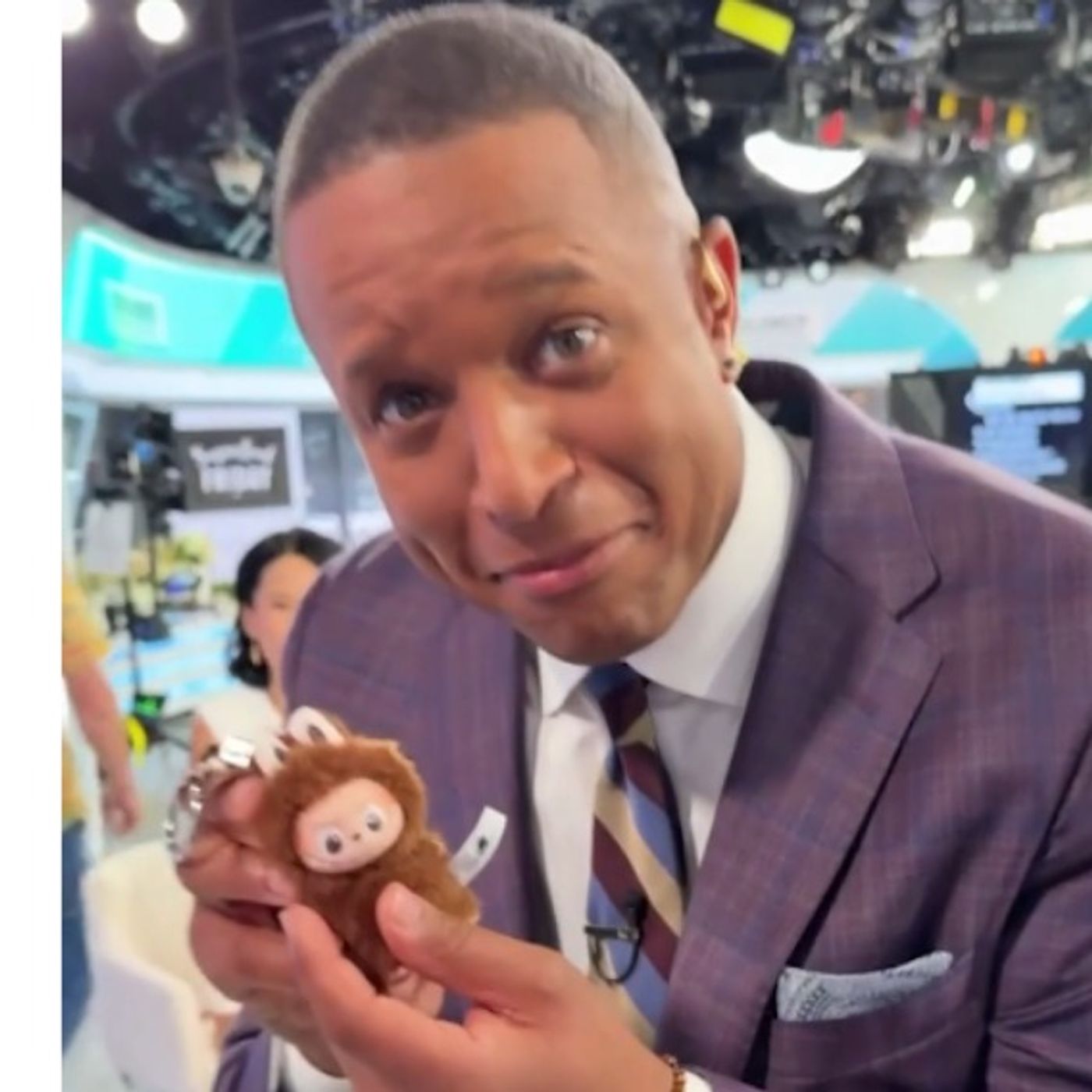 🎙️ Craig Melvin on shifting gears & segments on The Today Show: “We go from politics to international affairs… oh, could Taylor Swift be performing at the Super Bowl… and then we’re doing a fall shoe segment out on the Plaza” 👞🏈🎶