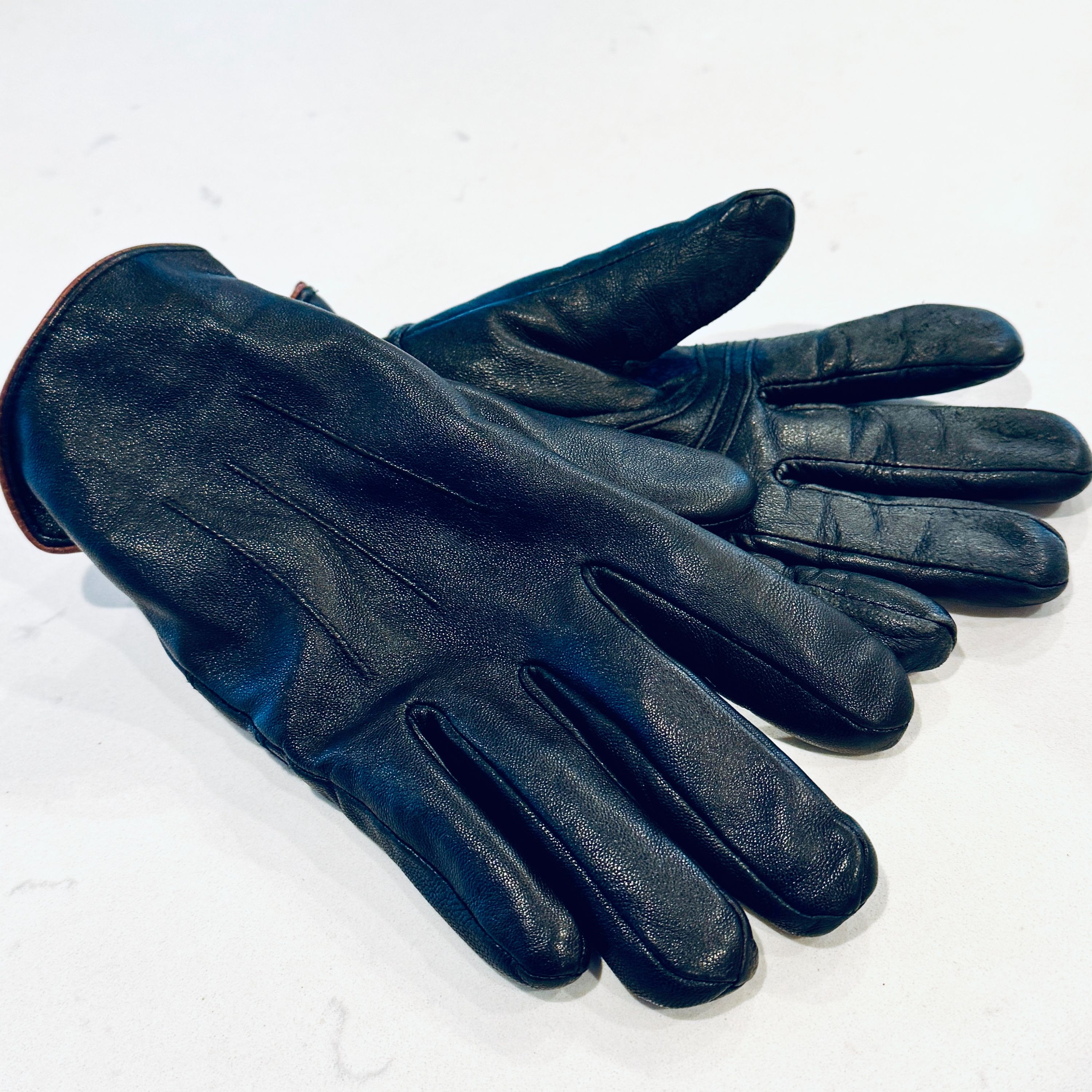 With the cold weather, we wear gloves daily. When was the last time you took them off & cleaned them?   A recent study found that some gloves harbour twice as many germs as a toilet seat! episode artwork