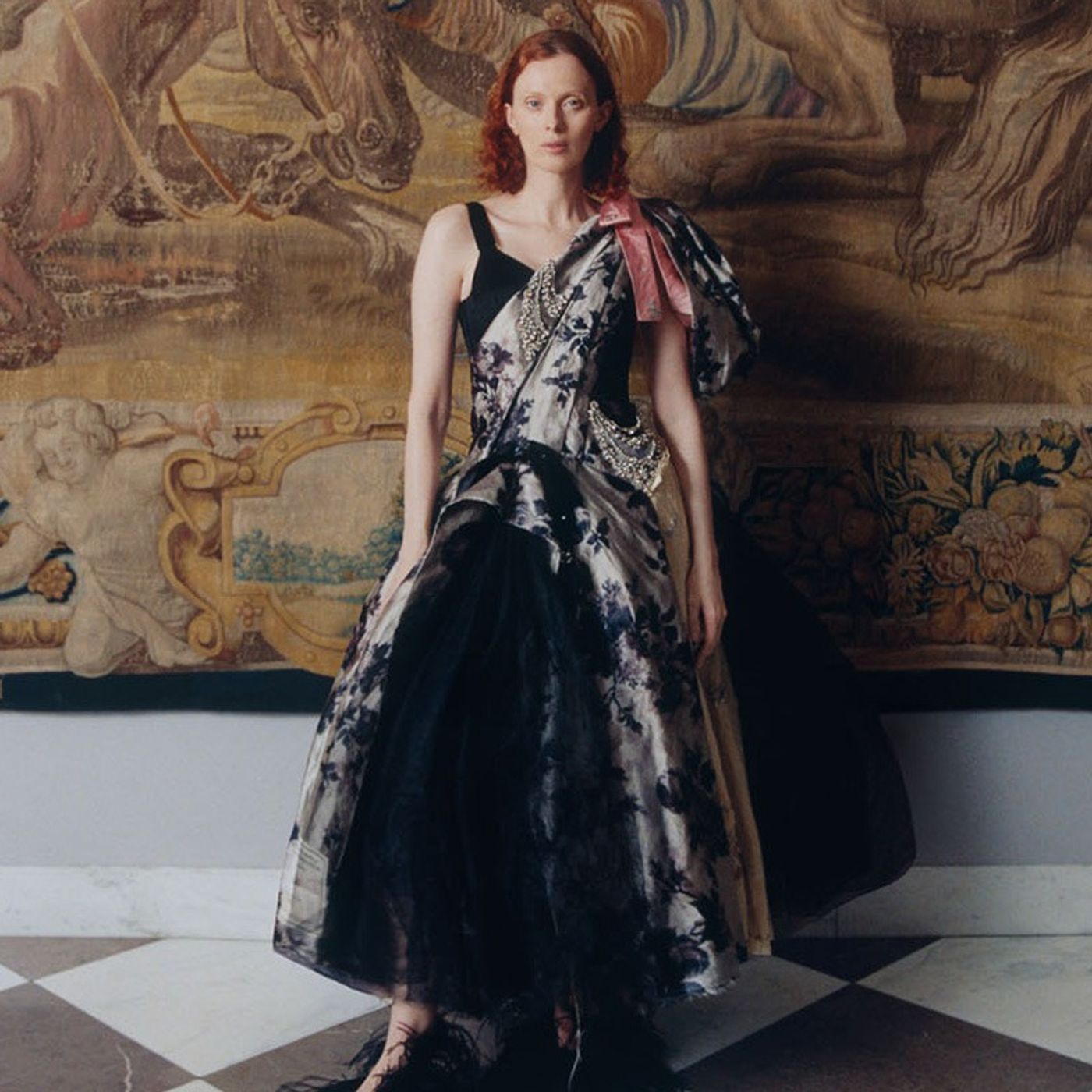 Artykuł: Karen Elson w kostiumach z filmowej „Lalki” we wrześniowym wydaniu „Vogue Polska” episode artwork