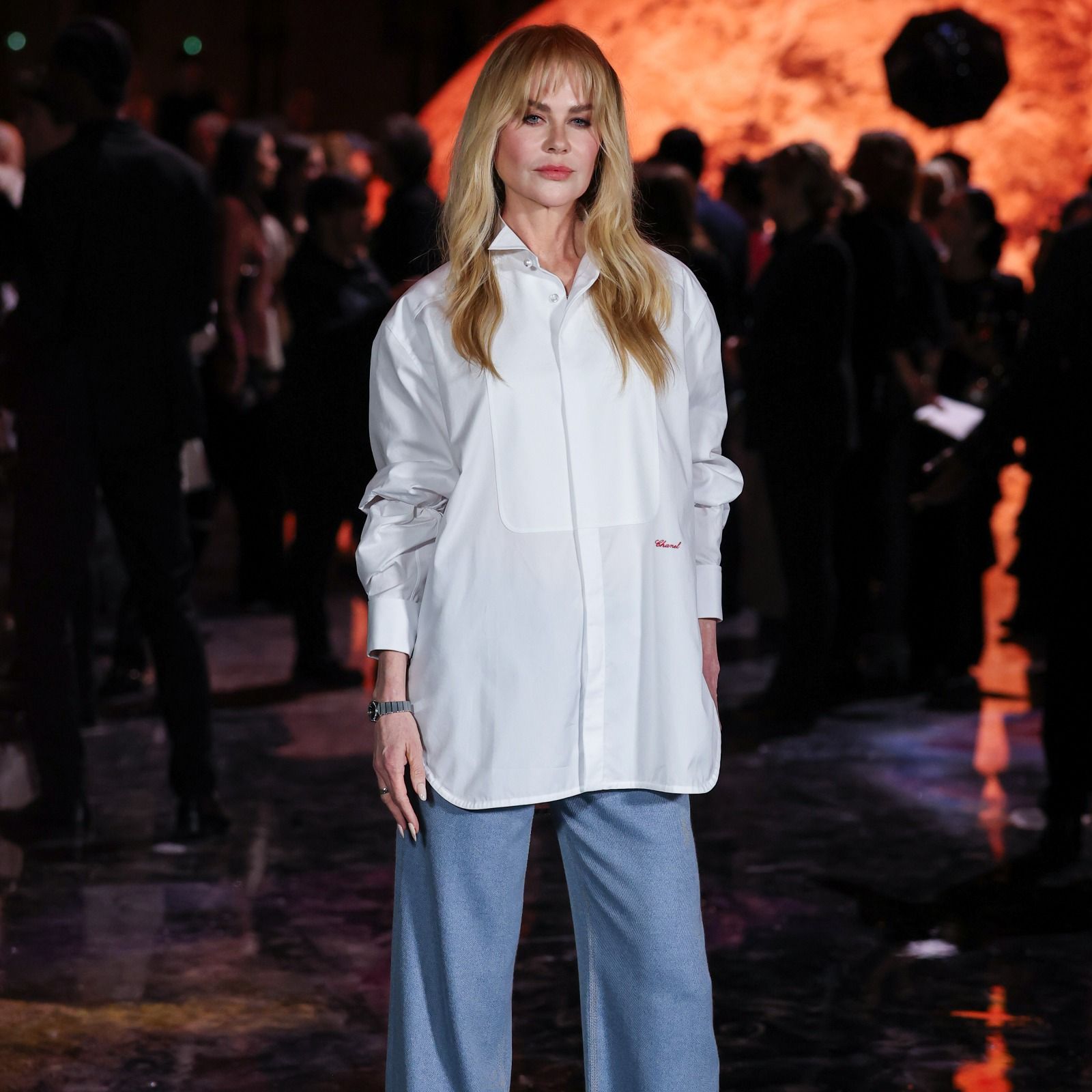 Artykuł: Biała koszula oversize i jeansy z szeroką nogawką to najbardziej paryski look jesieni. Testuje go Nicole Kidman Episode cover