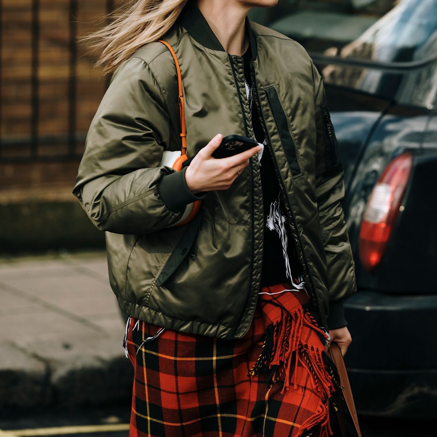 Artykuł: Tartan skirt, czyli spódnica w szkocką kratę, powraca. Znany wzór króluje w nowych fasonach episode artwork