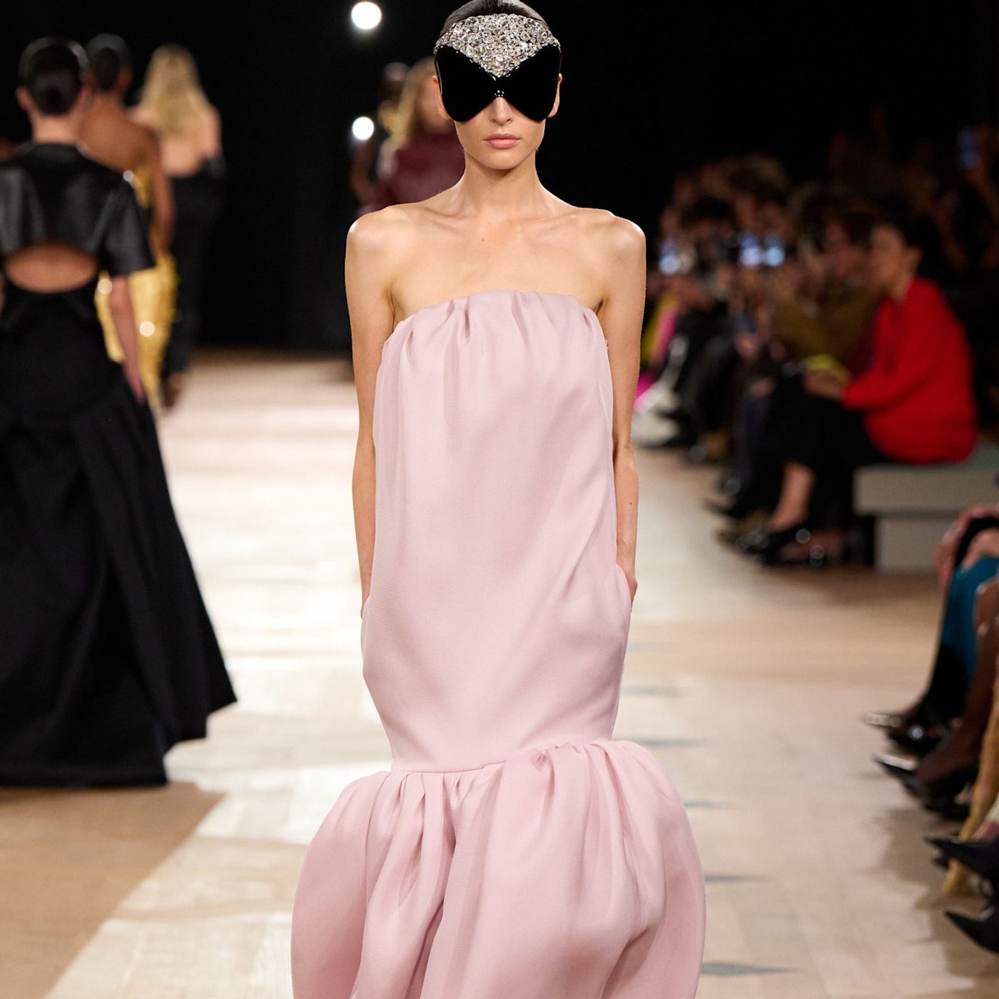 Artykuł: Pierpaolo Piccioli w kolekcji Balenciagi zachwyca wieczorowymi sukniami i przywraca do łask crop topy Episode cover