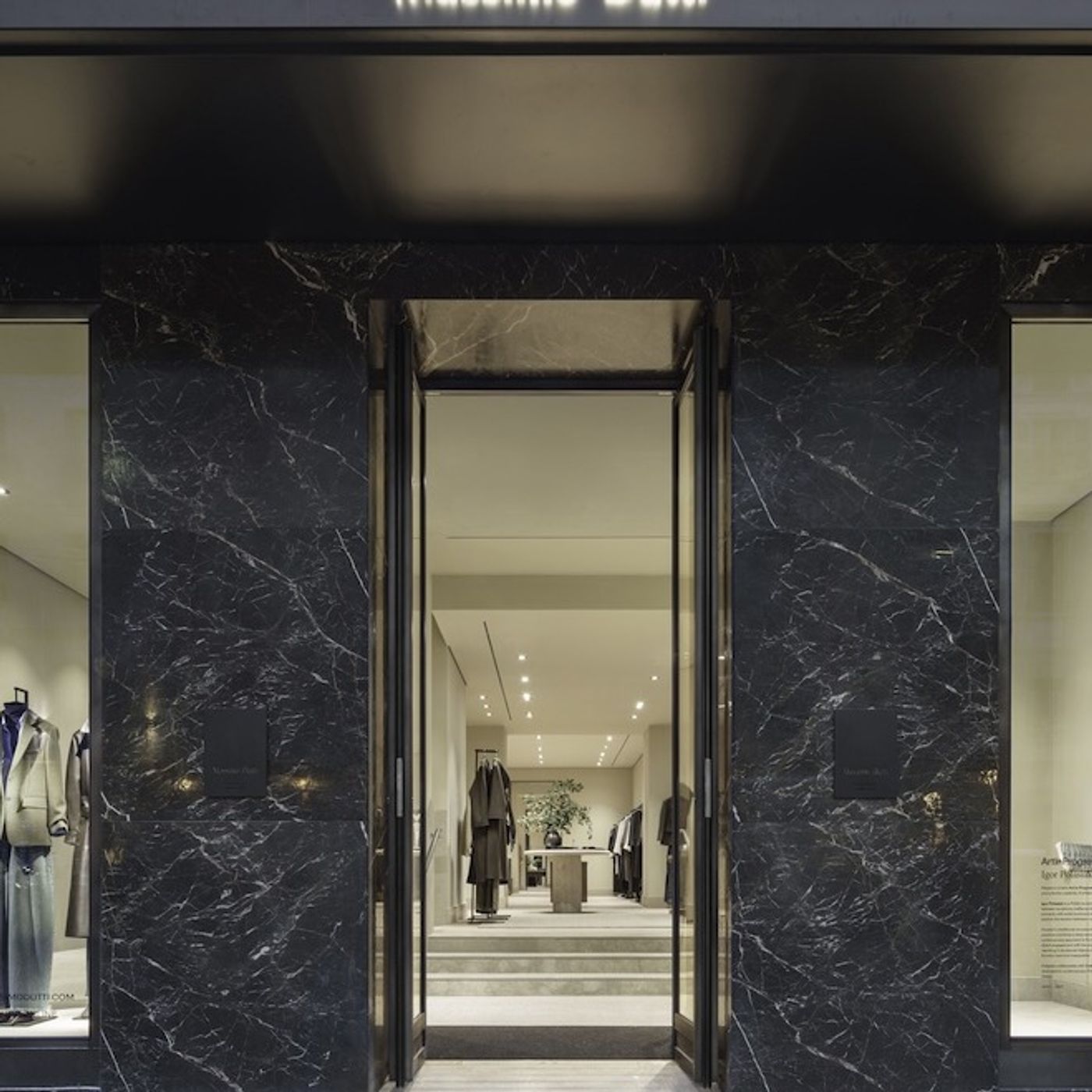 Artykuł: Rzeźby Igora Polasiaka wchodzą w dialog z architekturą butików Massimo Dutti w Warszawie i Mediolanie episode artwork