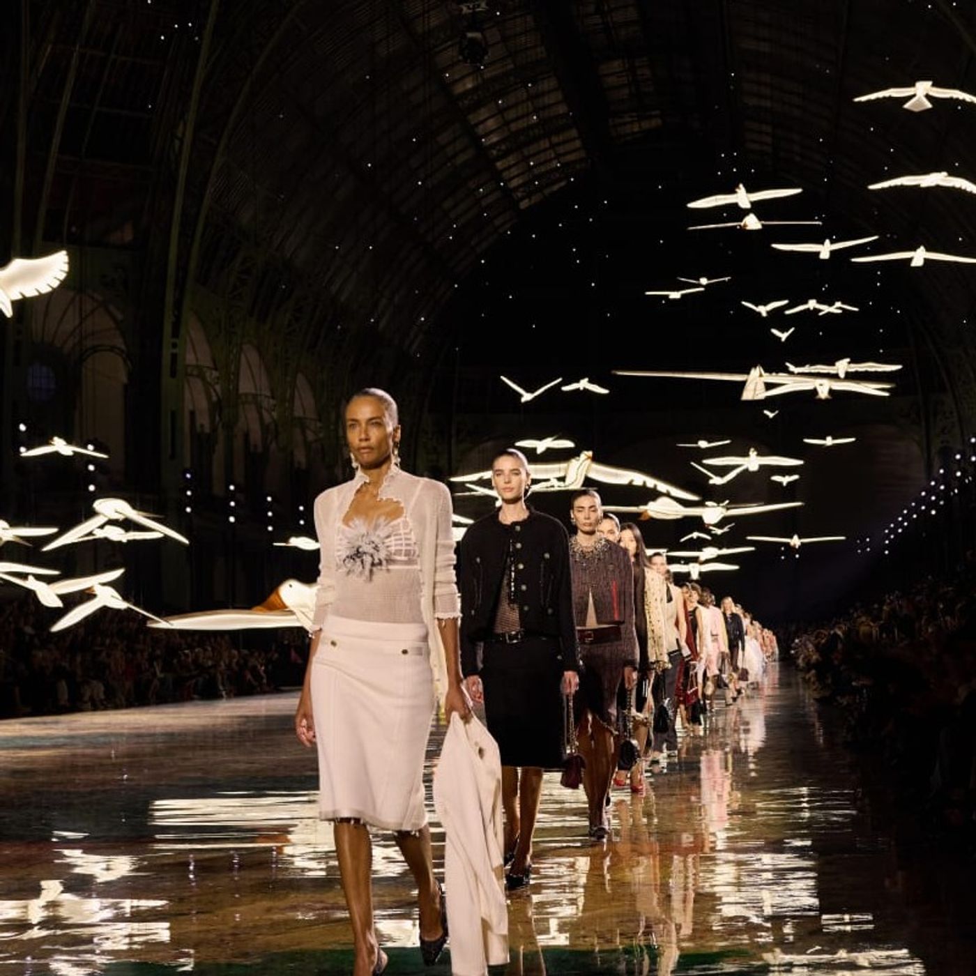 Artykuł: Od nowego tweedu po złote ptaki. Trendy z pokazu Chanel zdominują wiosnę i lato 2027 episode artwork