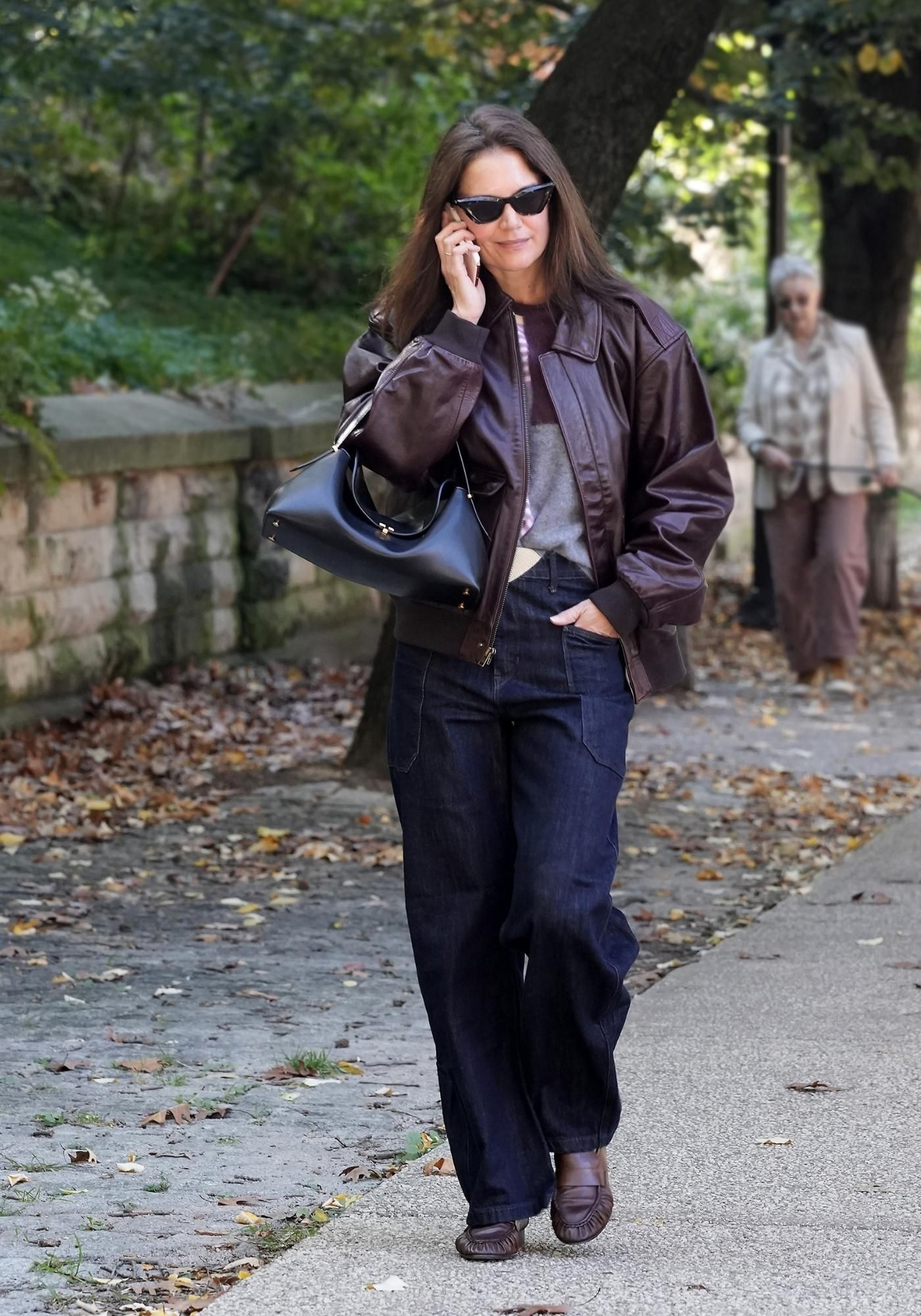 Artykuł: Katie Holmes stawia na czekoladowe dodatki do jesiennej stylizacji z jeansami indygo episode artwork