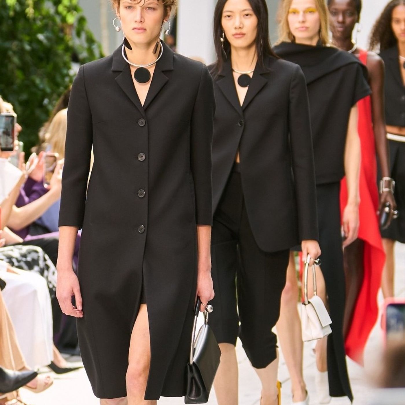 Artykuł: Michael Kors w wiosenno-letniej kolekcji sięga po modernistyczne inspiracje episode artwork