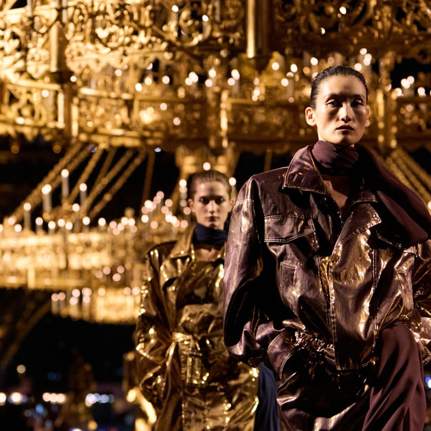 Artykuł: Anthony Vaccarello świętuje 10 lat w Saint Laurent kolekcją skąpaną w złocie episode artwork