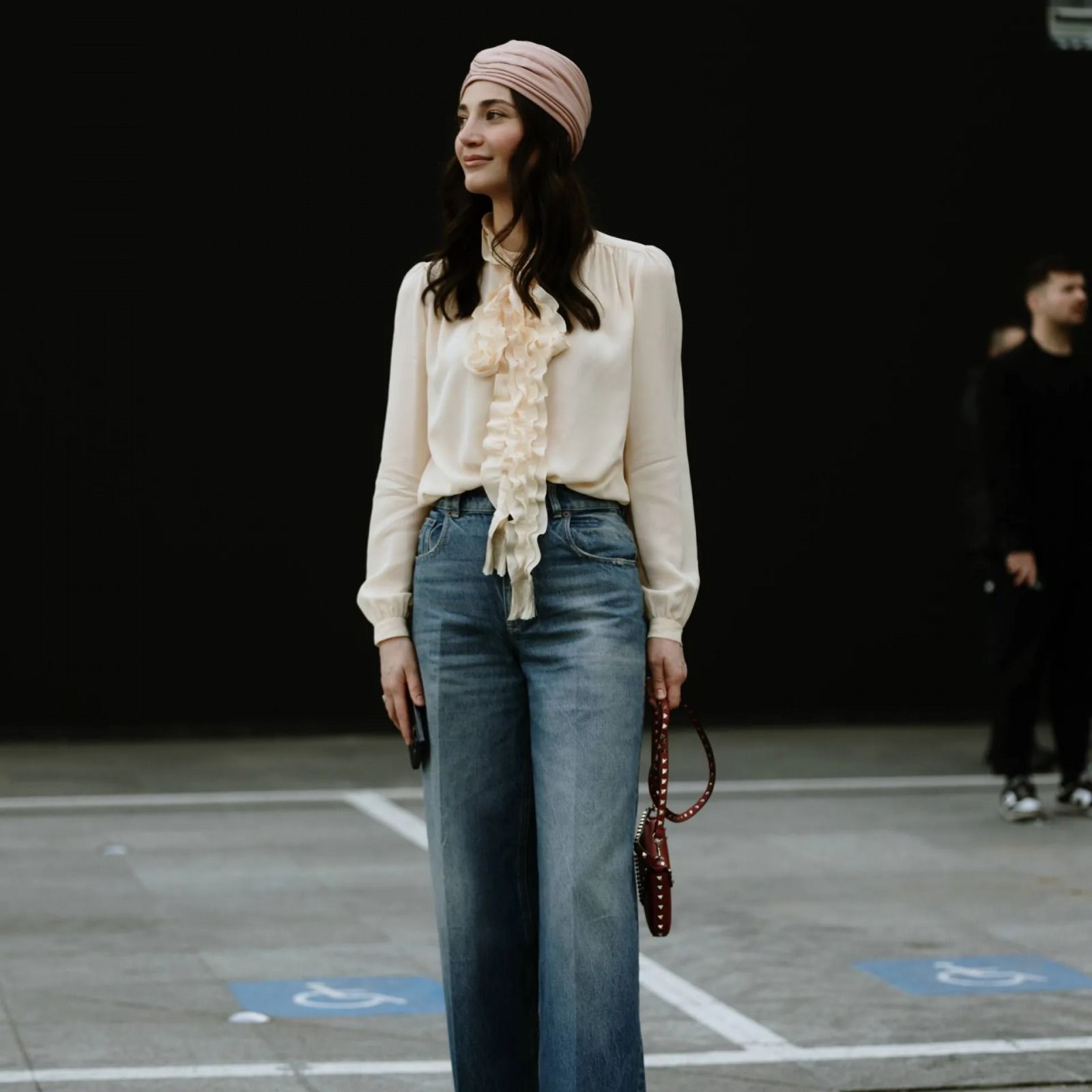 Artykuł: Paryżanki luźne baggy jeans zestawiają z eleganckimi butami w szpic Episode cover