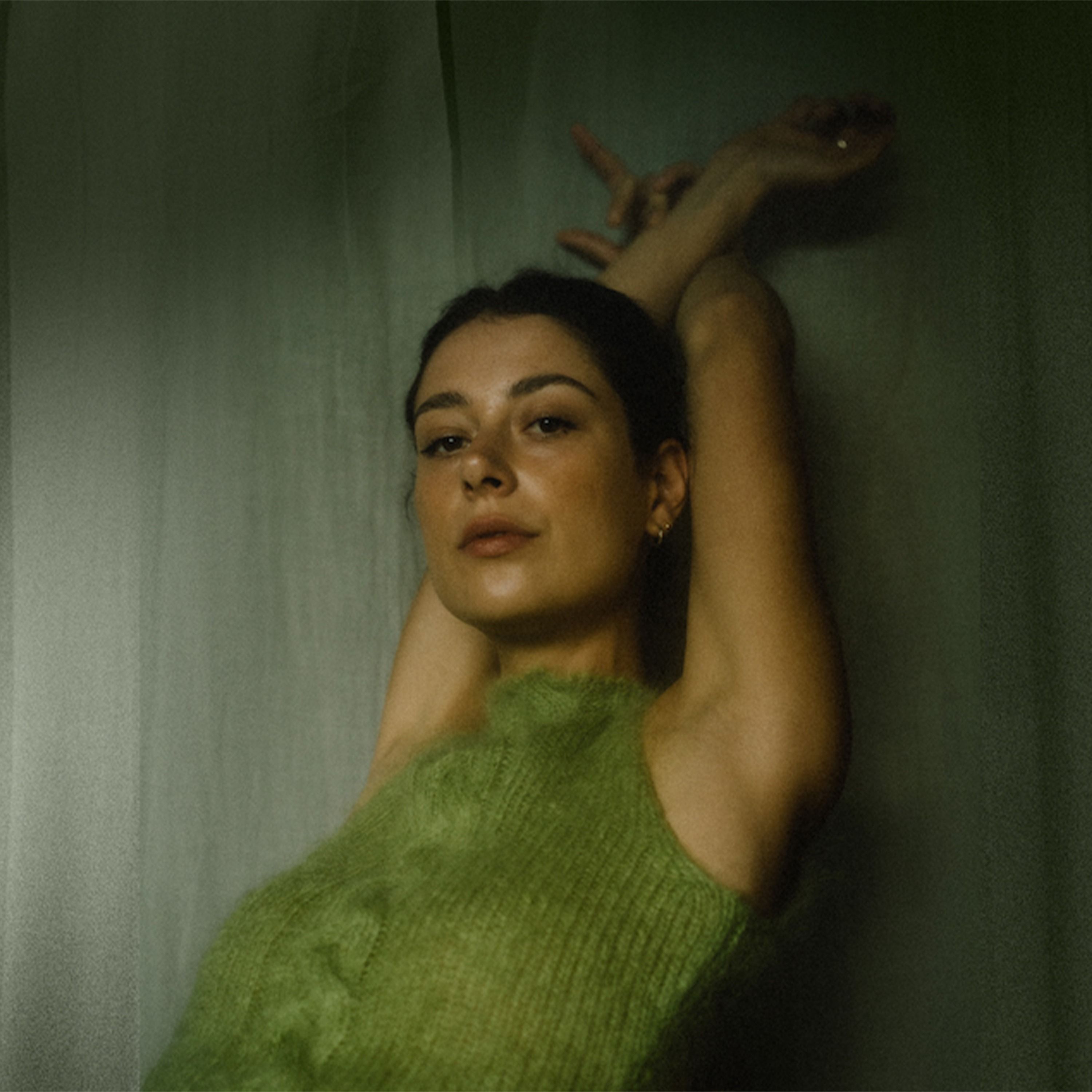 Australian Singer-Songwriter Grace Cummings Brings a Visceral Twist to Pretty Melodies, In-Studio