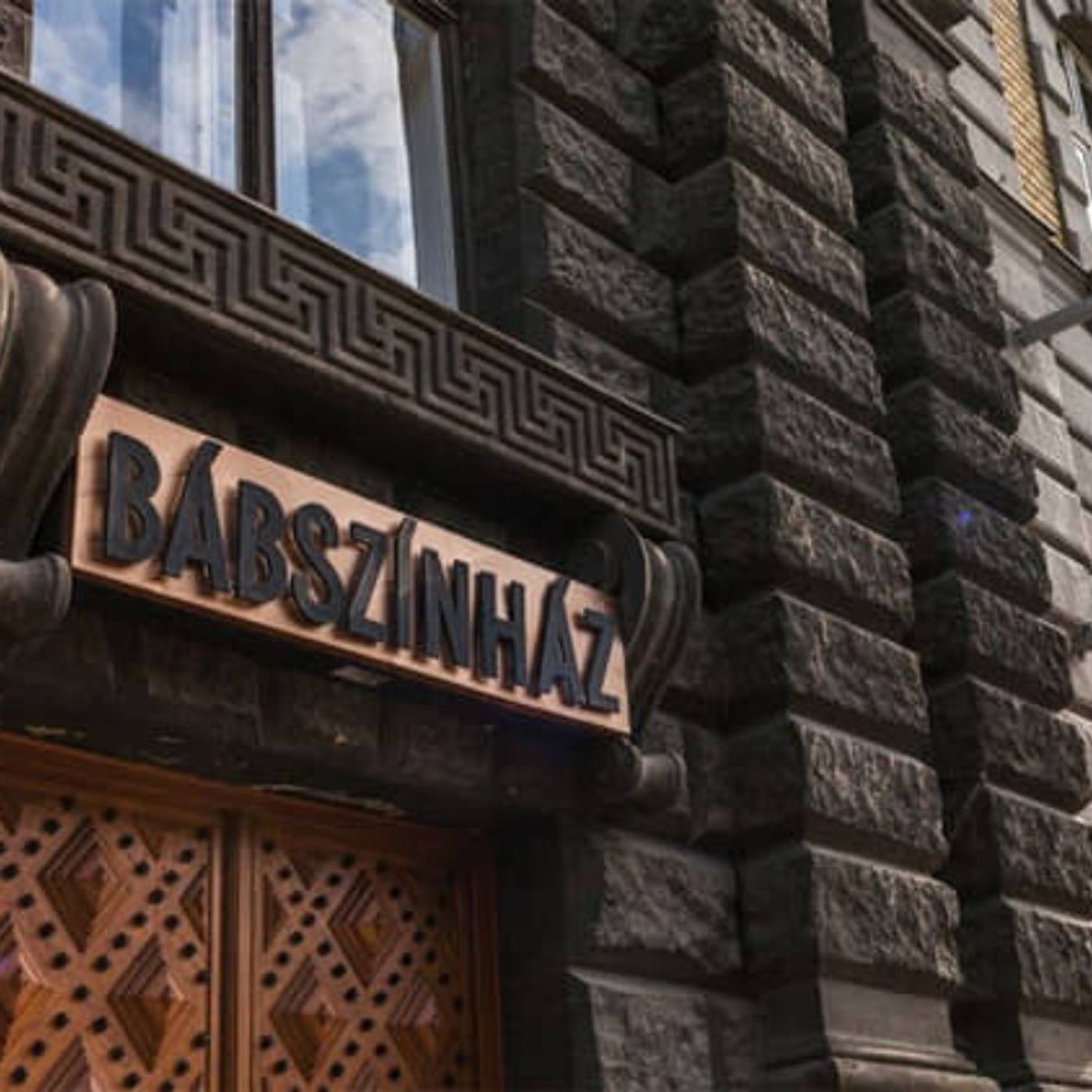 Megváltozott házirend a Budapest Bábszínházban - Anyapercek podcast episode artwork