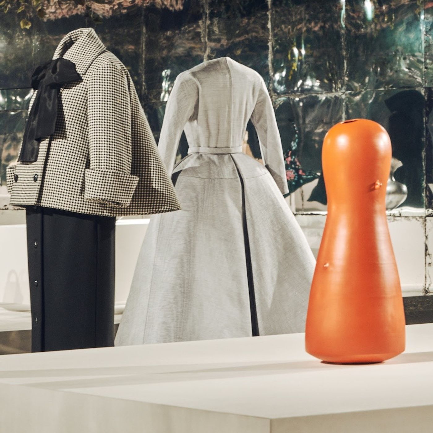 Artykuł: Jak ceramika Magdalene Odundo stała się inspiracją kolekcji haute couture Diora