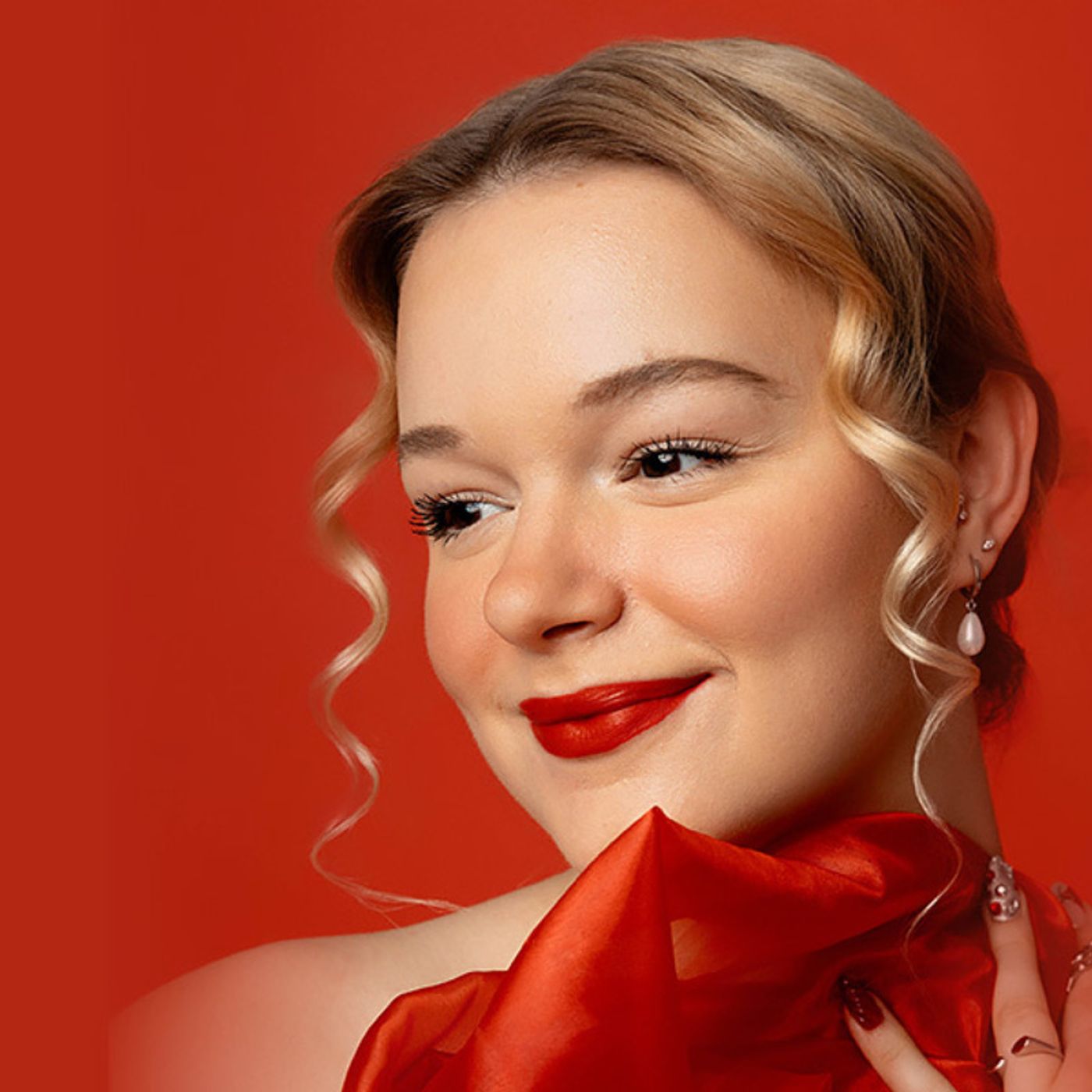 Vocalist Kate Kortum Performs Live