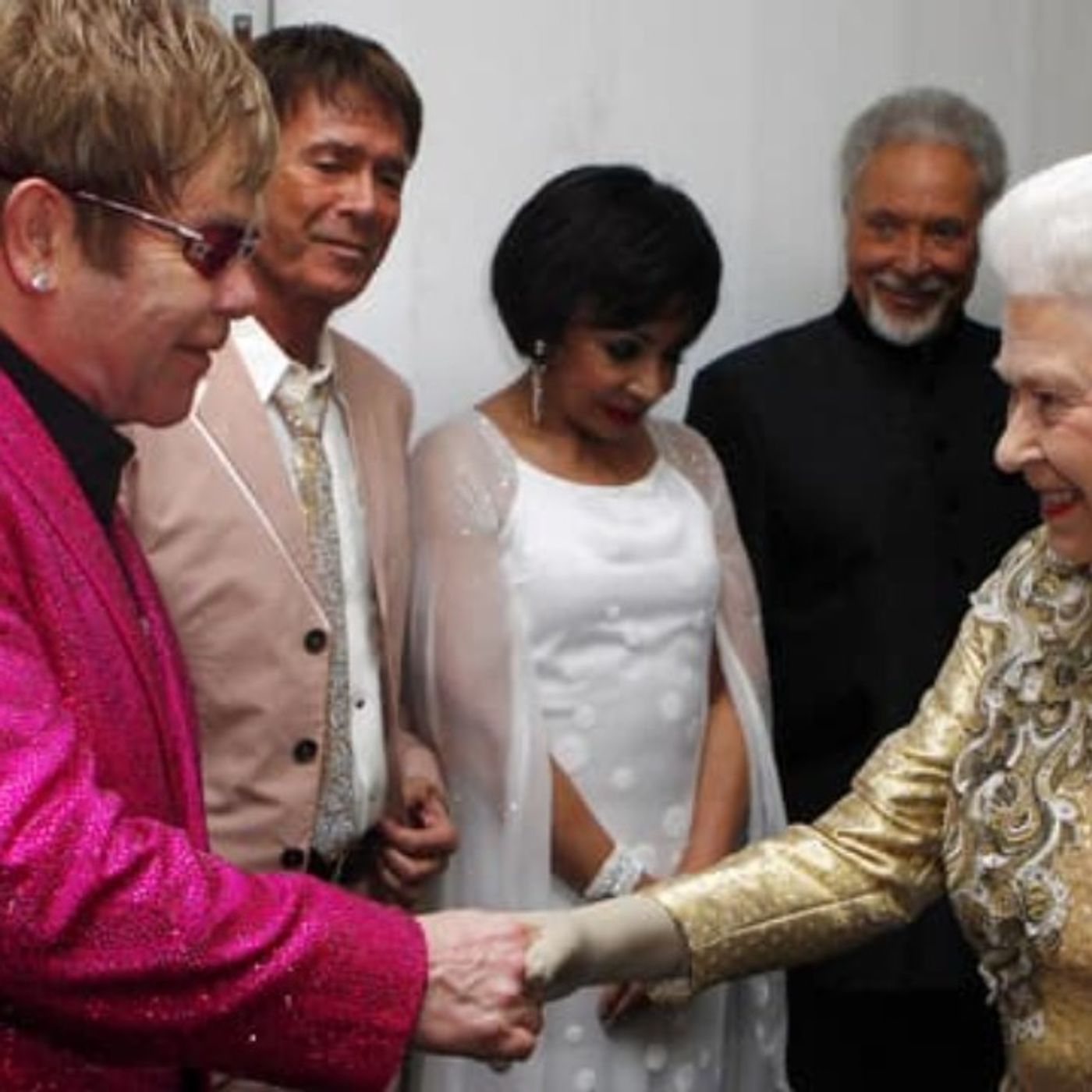 Les stars rendent hommage à la reine Elizabeth II episode artwork