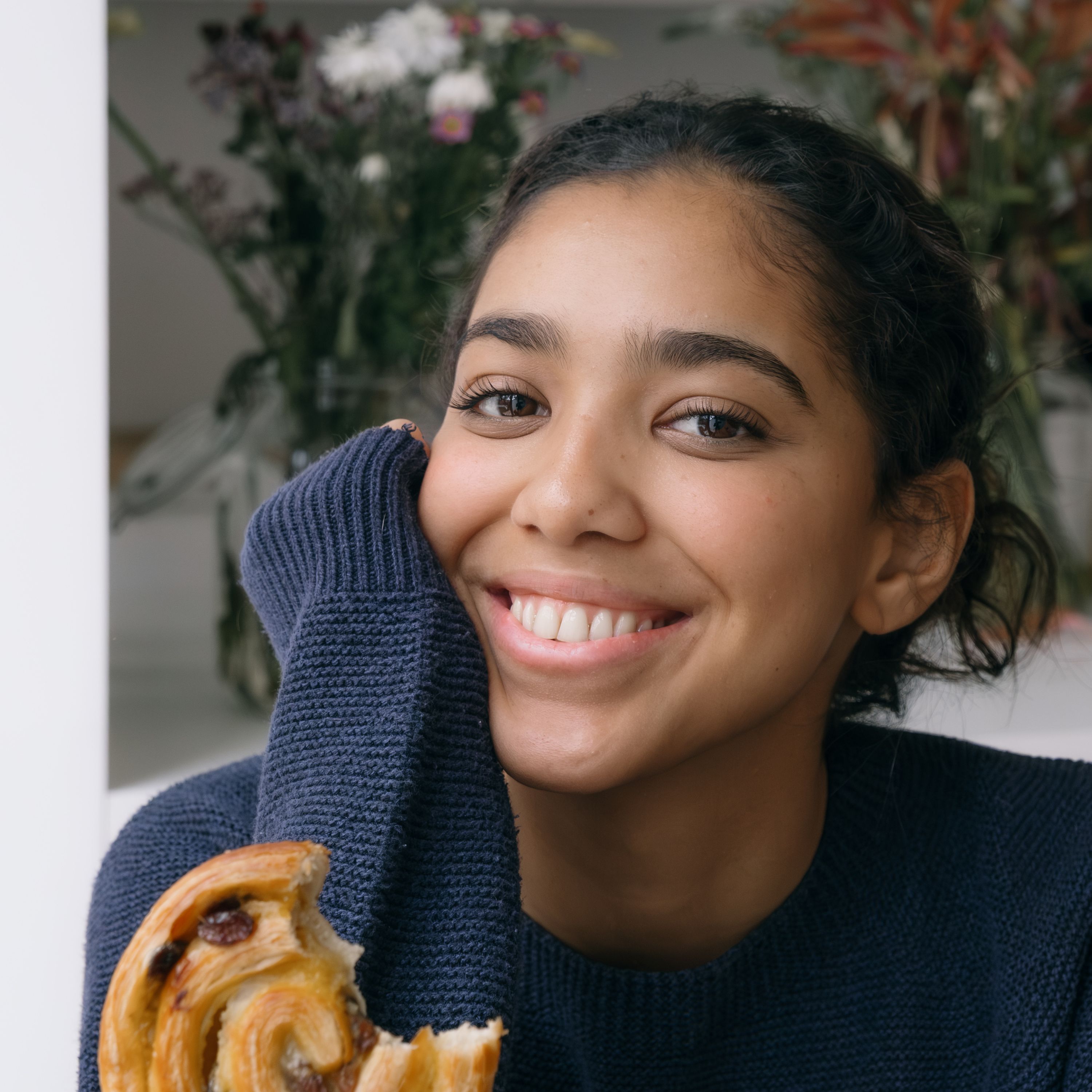 Actrice Ayana Doucouré over doorbreken, twijfelen en durven groeien: “Knokke Off had wat mij betreft nog lang mogen doorgaan” episode artwork