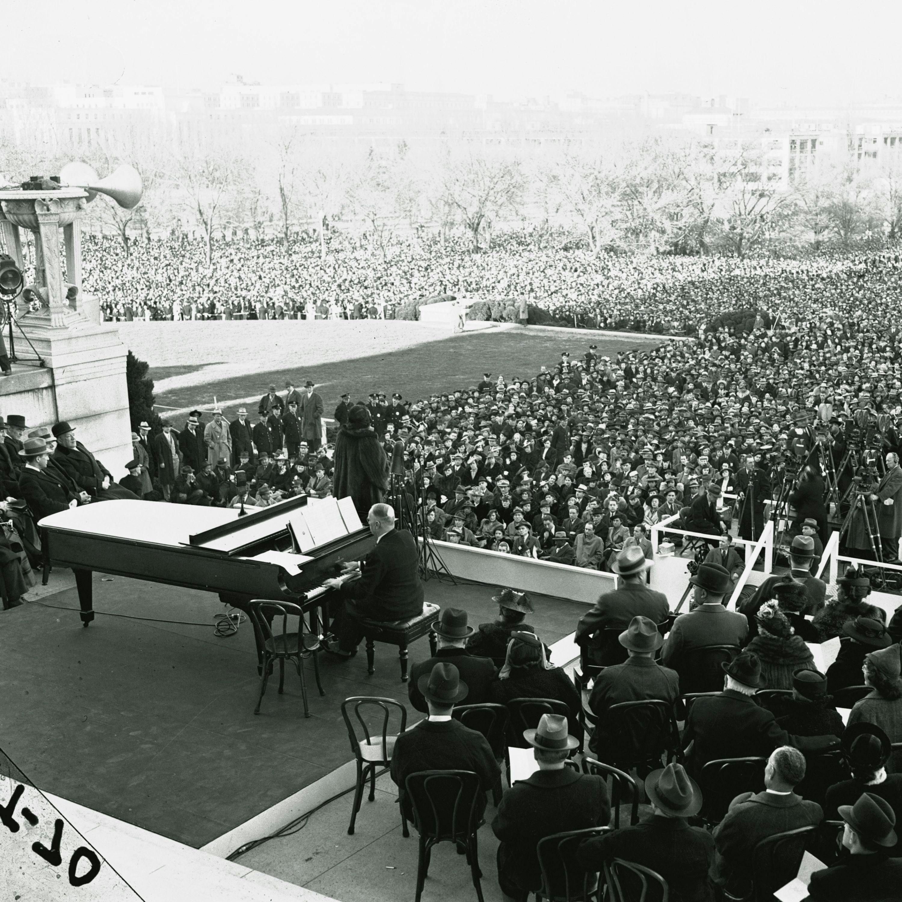 #OTD: Marian Anderson Performs at Lincoln Memorial in 1939