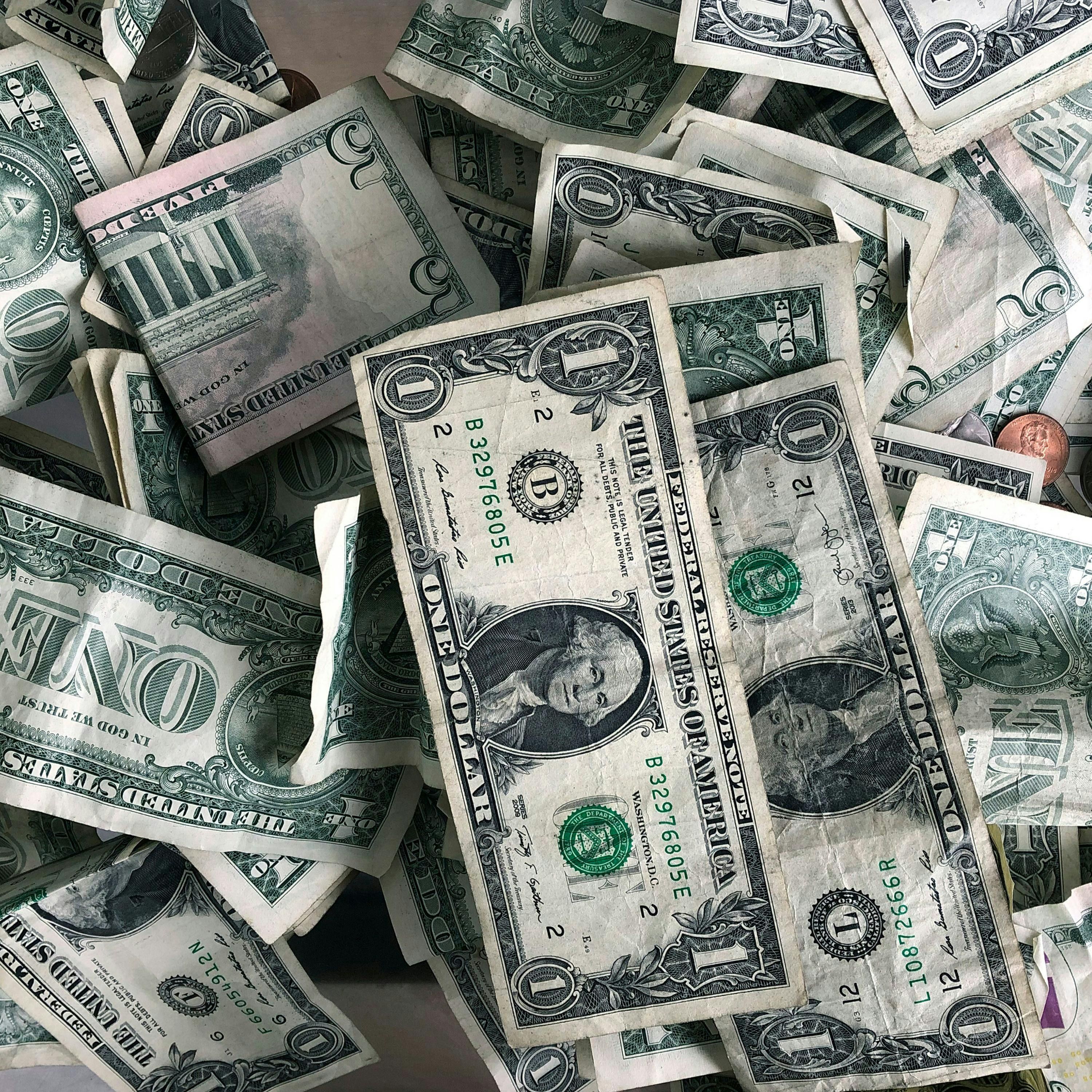 Senators Push Bill to Protect Cash Payments