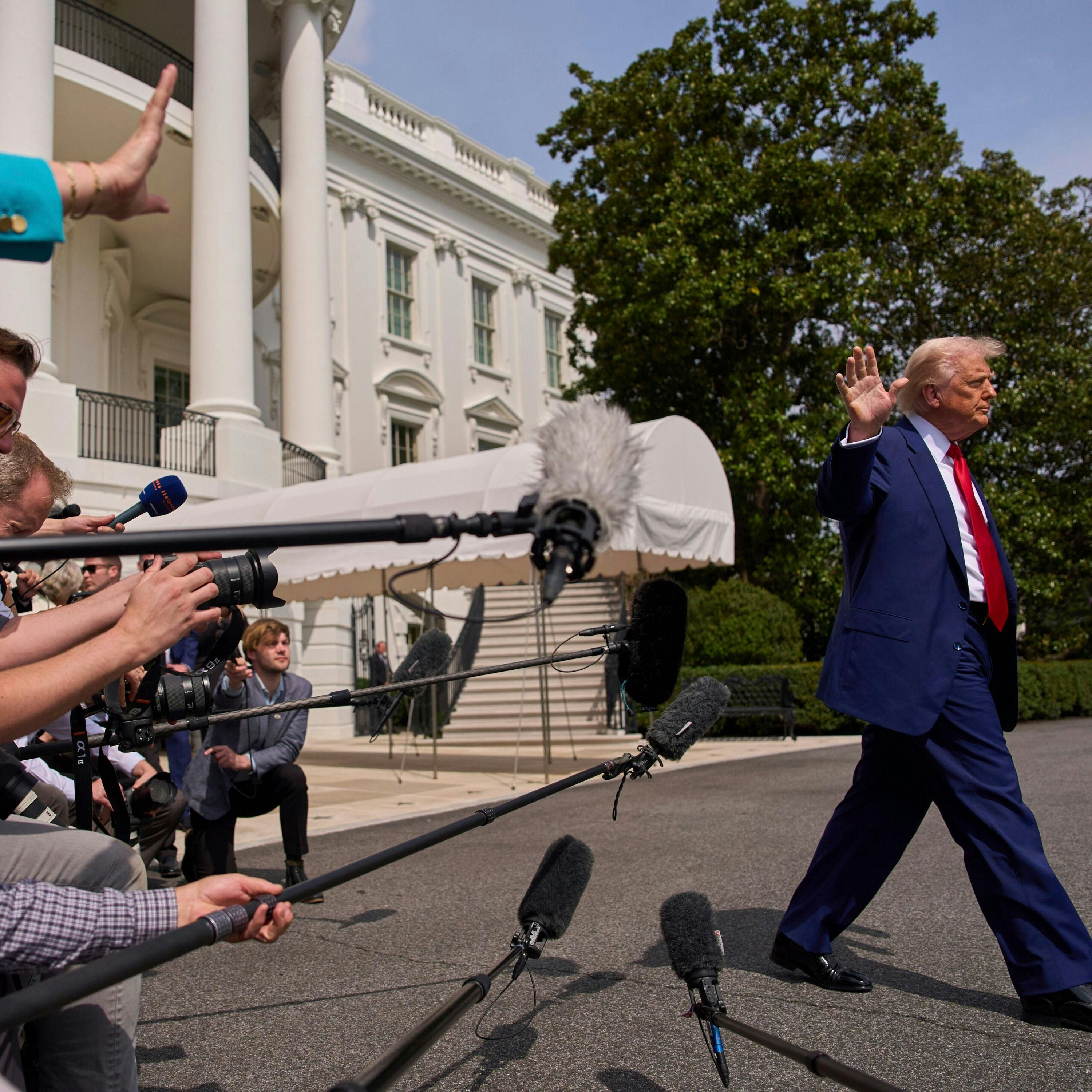 Poll Shows Mixed Views on Tariff War, Trump's Economic Performance