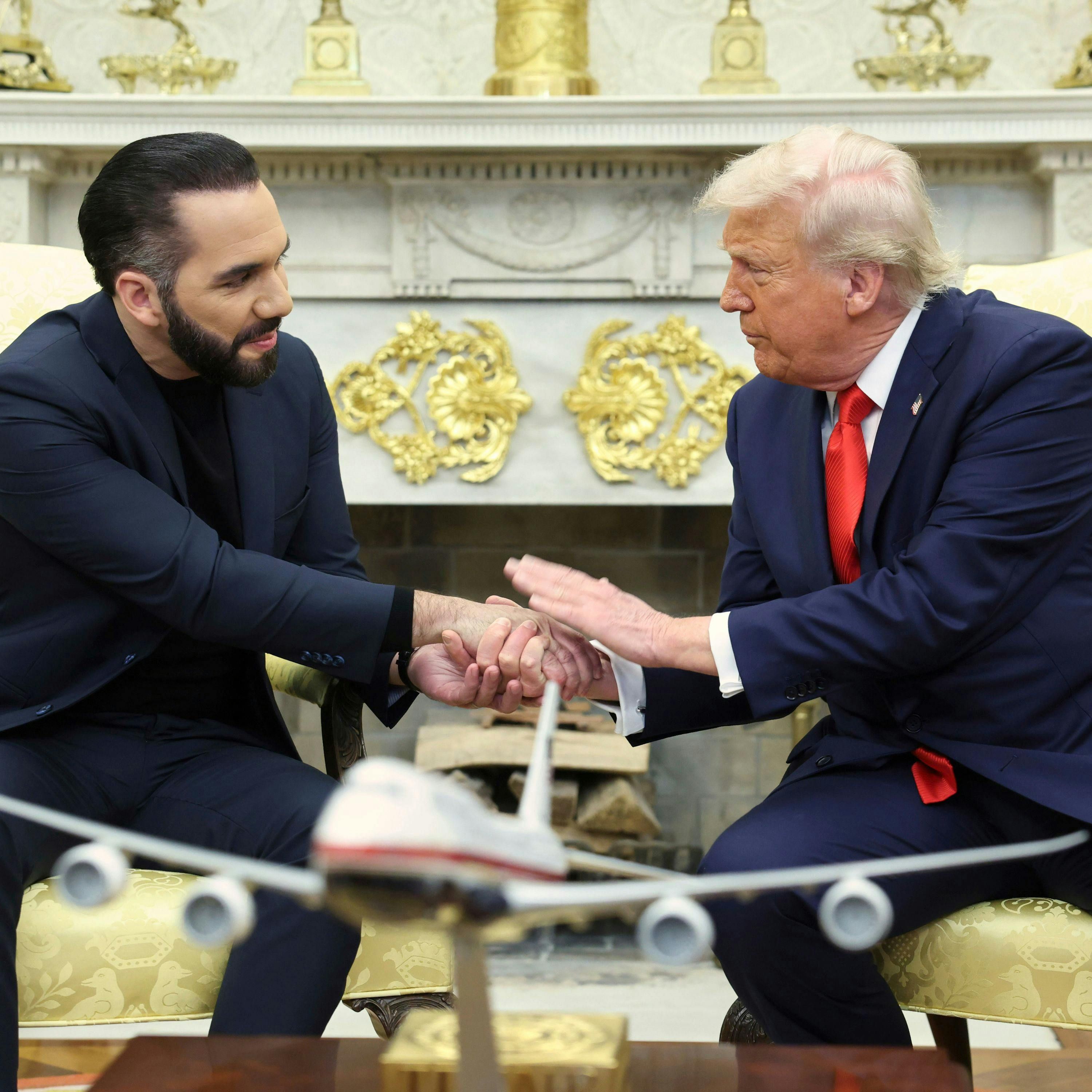 Trump and Bukele Decide Fate of Deported Migrant in Oval Office Meeting