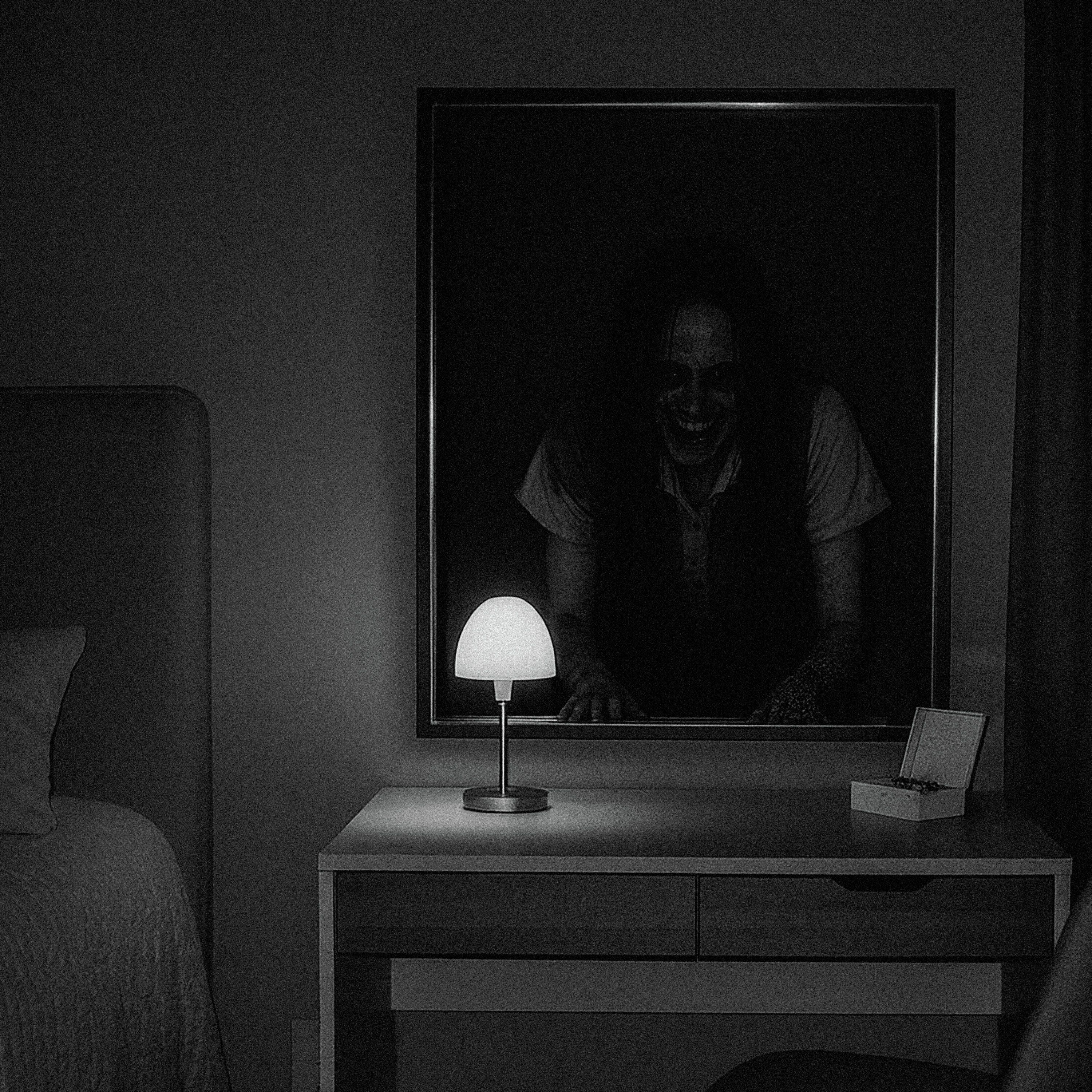 Algo se asoma en mi espejo (historias de horror paranormal)