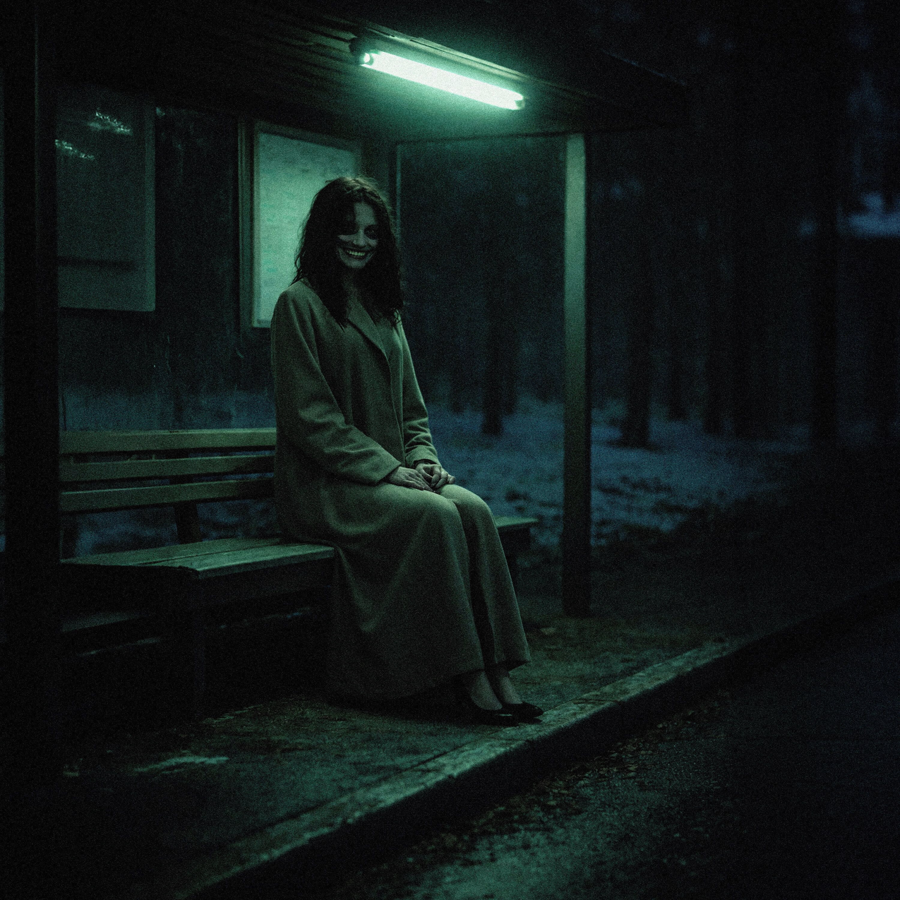 La Misteriosa Mujer en la parada del Autobús (historias de terror)