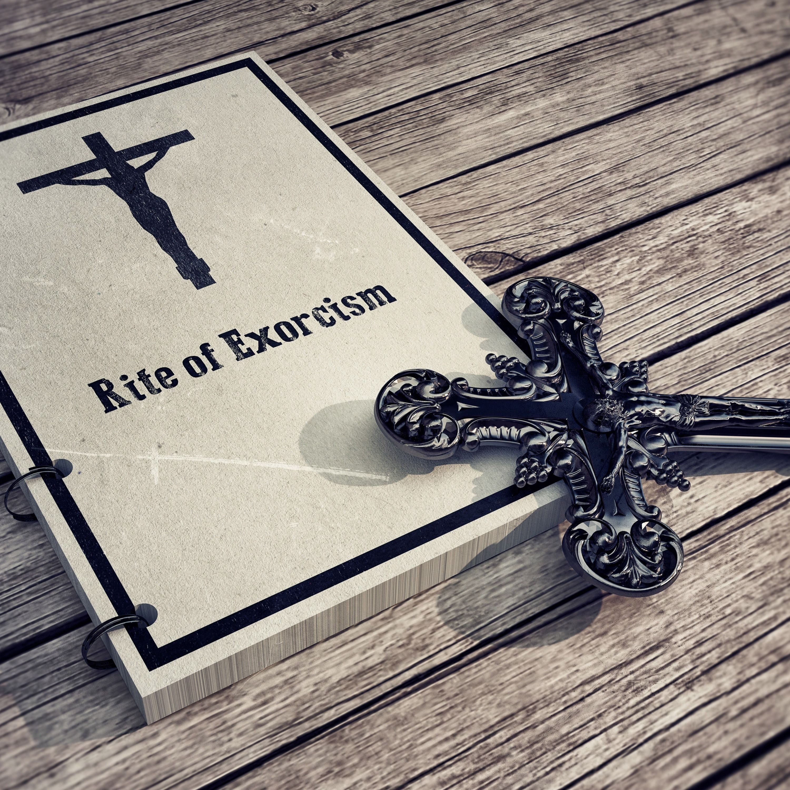 Entrevista con el obispo Manuel Acuña y su vida dedicada a los exorcismos