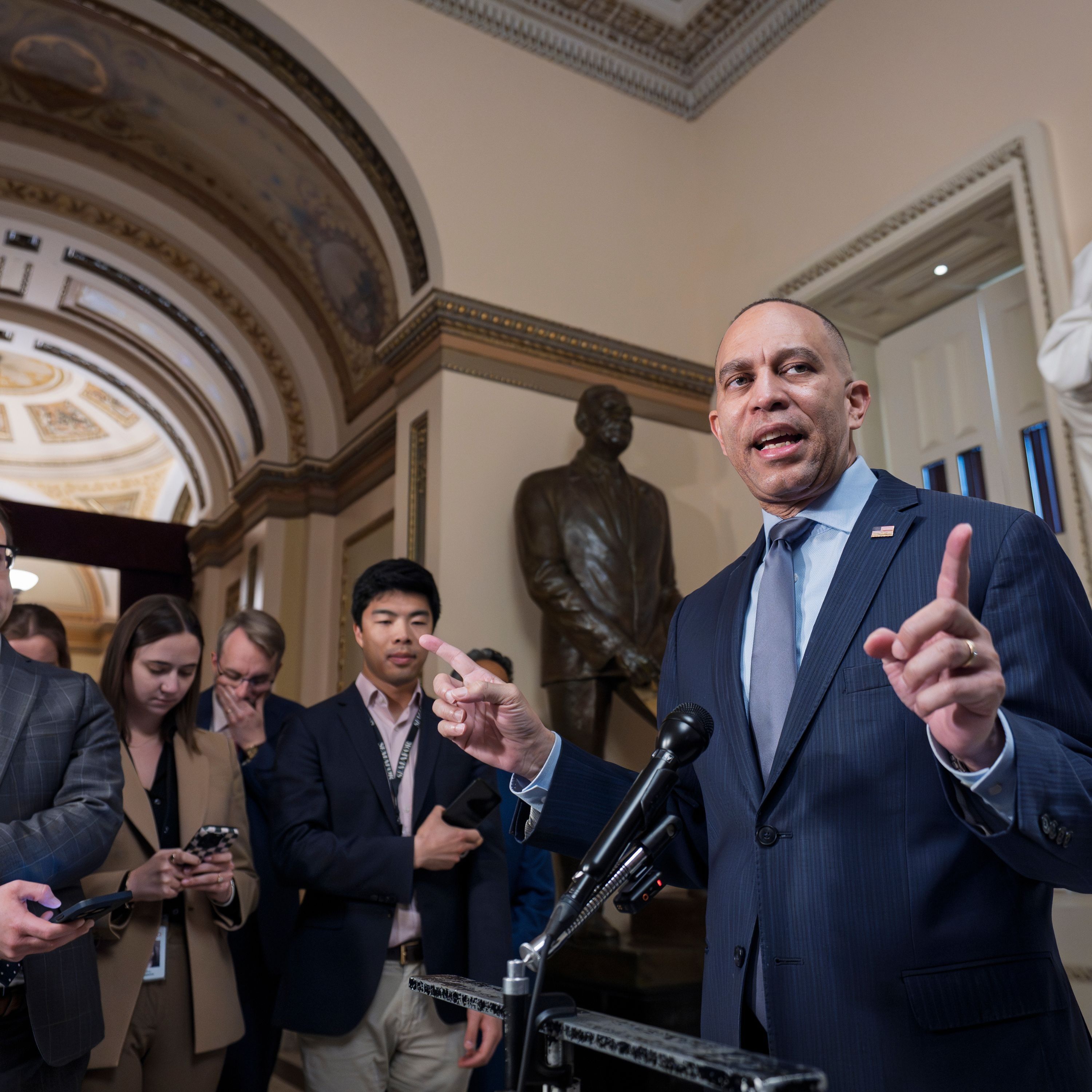 Jeffries Fires Back at Leavitt After WHCD Attack